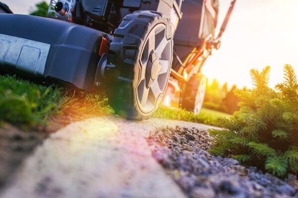 Choosing the Right Lawn Equipment for Florida Homeowners